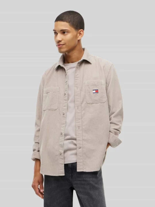 Zdjęcie produktu Koszula sztruksowa o kroju regular fit z naszywką z logo Tommy Jeans Beżowy