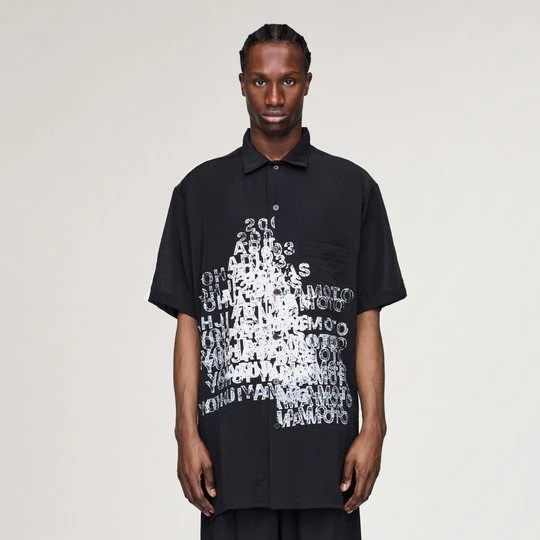 Zdjęcie produktu KOSZULA Y-3 PLACED GRAPHIC SHORT SLEEVE LONG Adidas czarny