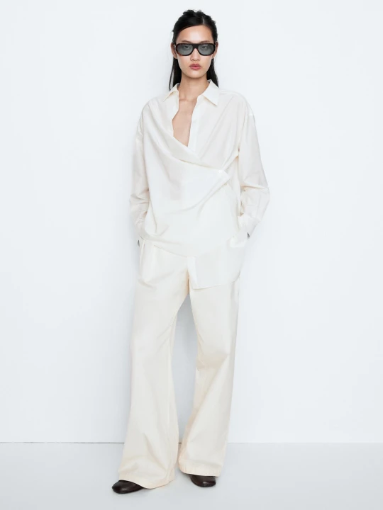 Zdjęcie produktu Koszula Z Lejącej Tkaniny Z Ozdobnymi Guzikami - Studio - Surowy - Massimo Dutti - Female