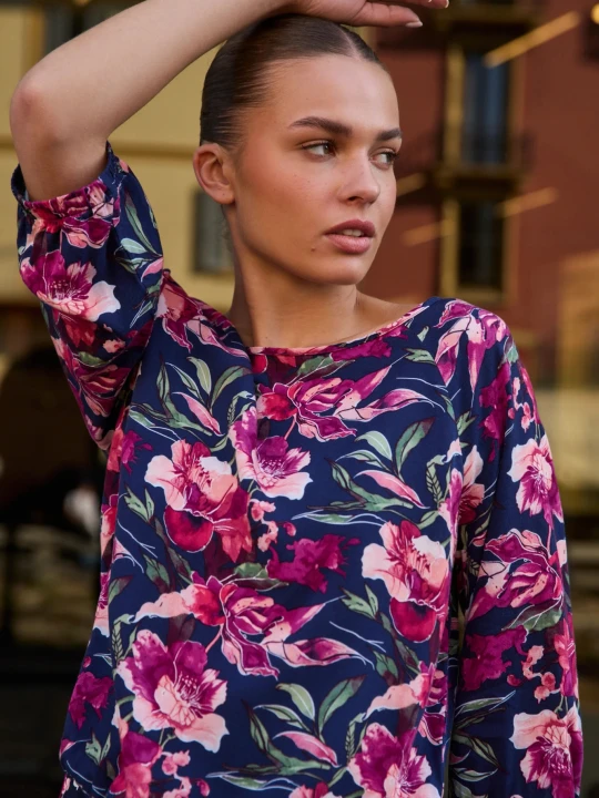 Zdjęcie produktu Koszula z wiskozy w kwiaty granatowa Moodo