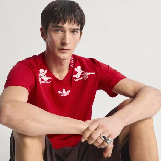 Zdjęcie produktu Koszulka Arsenal FC Places+Faces Adidas Better Scarlet