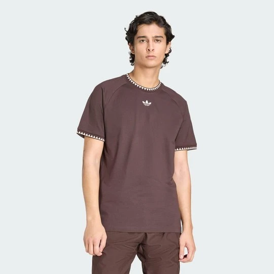 Zdjęcie produktu KOSZULKA CHEST STRIPES ENGINEERED COLLAR TEE Adidas Aurora Coffee