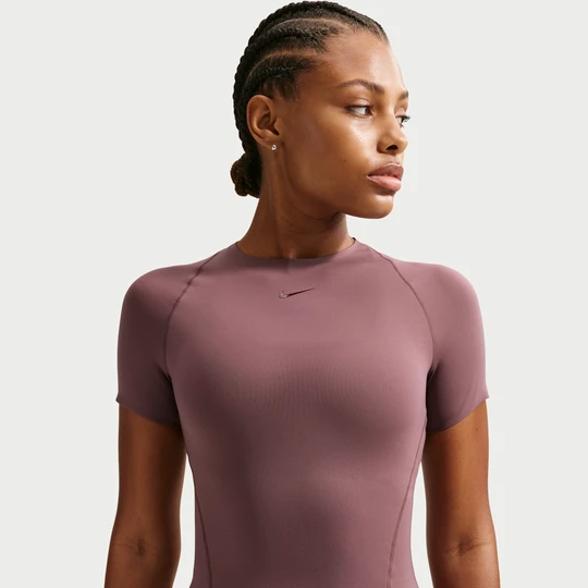 Zdjęcie produktu Koszulka damska z krótkim rękawem Nike Universa Dri-FIT - Fiolet