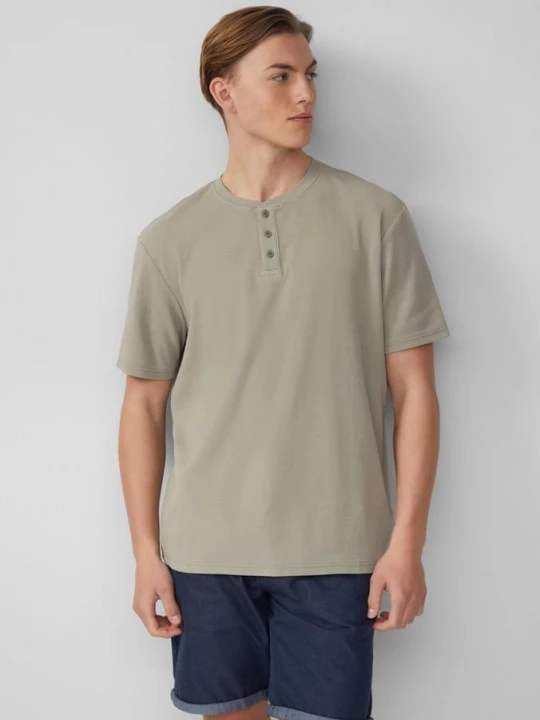 Zdjęcie produktu Koszulka Henley z prążkowaną strukturą QS oliwkowy