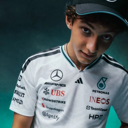 Zdjęcie produktu KOSZULKA MERCEDES - AMG PETRONAS FORMULA 1 TEAM DRIVER AUTHENTIC Adidas biały