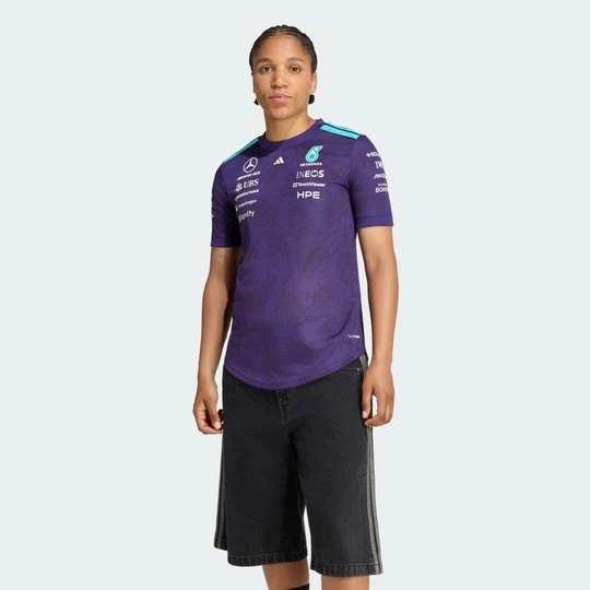 Zdjęcie produktu KOSZULKA MERCEDES - AMG PETRONAS FORMULA 1 TEAM VANDA BLOOM DRIVER Adidas Dark Purple