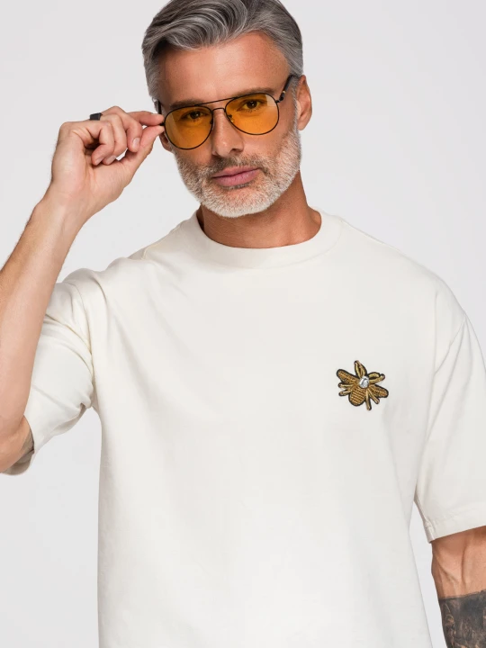 Zdjęcie produktu Koszulka męska loose fit z aplikacja pszczoły na klatce piersiowej - złamana biel V1 - Rozmiar: M Ombre Clothing