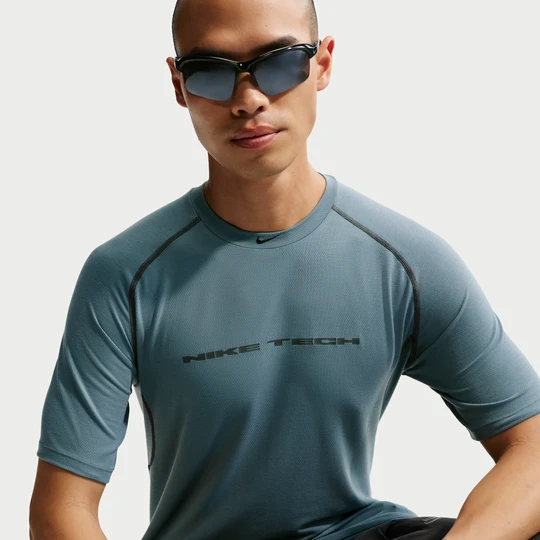 Zdjęcie produktu Koszulka męska z krótkim rękawem Dri-FIT Nike Tech - Szary