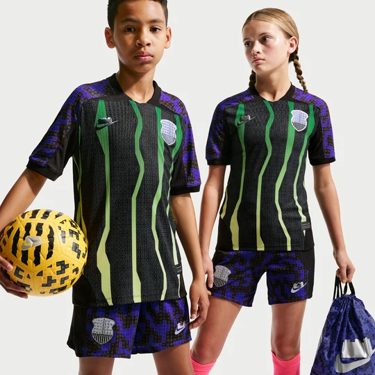 Zdjęcie produktu Koszulka piłkarska Aero-FIT dla dużych dzieci z kolekcji Nike x LEGO® - Czerń