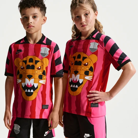 Zdjęcie produktu Koszulka piłkarska Aero-FIT dla dużych dzieci z kolekcji Nike x LEGO® - Różowy
