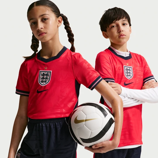 Zdjęcie produktu Koszulka piłkarska dla dużych dzieci Nike Dri-FIT reprezentacja Anglii Stadium 2026 (wersja wyjazdowa) - Czerwony