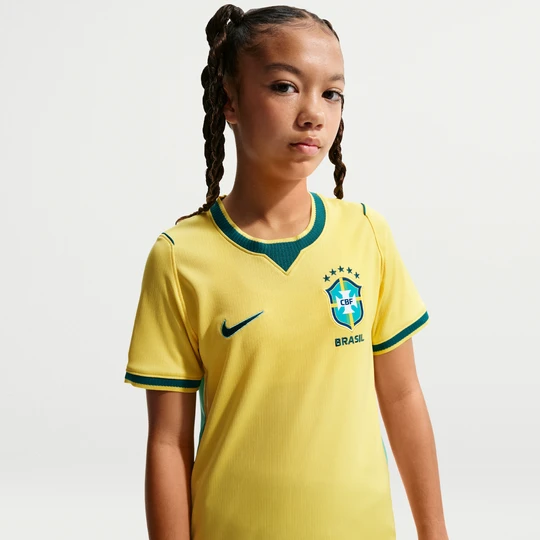 Zdjęcie produktu Koszulka piłkarska dla dużych dzieci Nike Dri-FIT reprezentacja Brazylii Stadium 2026 (wersja domowa) - Żółty