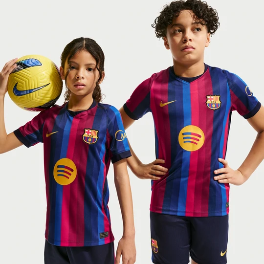 Zdjęcie produktu Koszulka piłkarska dla dużych dzieci Nike Dri-FIT FC Barcelona Stadium 2026/27 (wersja domowa) – replika - Czerwony