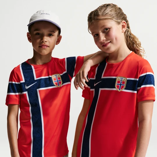 Zdjęcie produktu Koszulka piłkarska dla dużych dzieci Nike Dri-FIT reprezentacja Norwegii Stadium 2026 (wersja domowa) - Czerwony