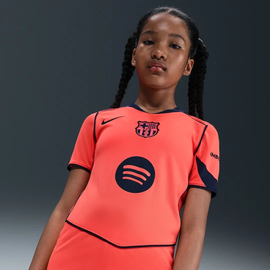 Zdjęcie produktu Koszulka piłkarska dla dużych dzieci Nike Dri-FIT Total 90 FC Barcelona 2025/26 Stadium (wersja trzecia) – replika - Pomarańczowy