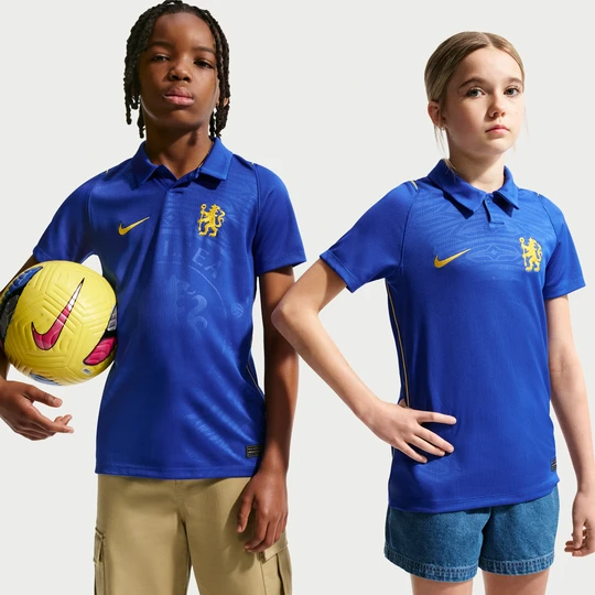 Zdjęcie produktu Koszulka piłkarska Nike Dri-FIT Chelsea F.C. Stadium 2026/27 dla dużych dzieci (wersja domowa) – replika - Niebieski