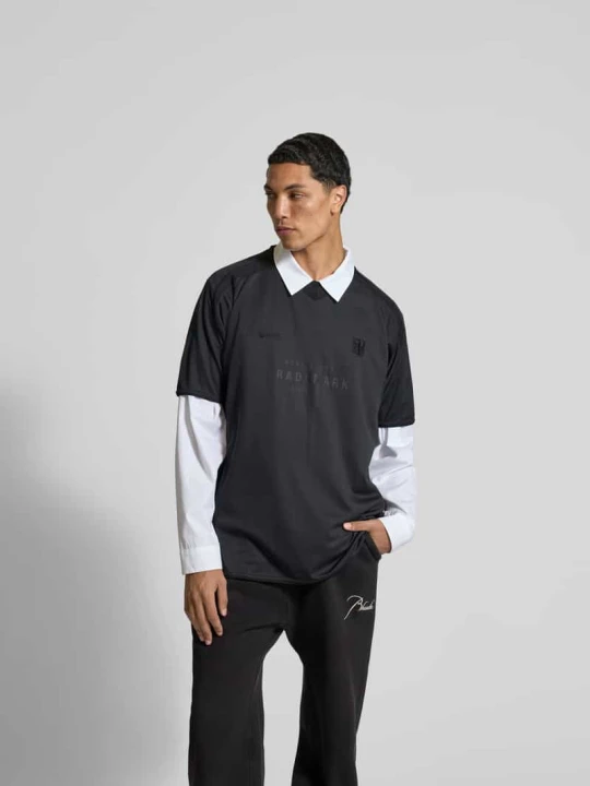 Zdjęcie produktu Koszulka piłkarska z dekoltem w serek Vetements Czarny