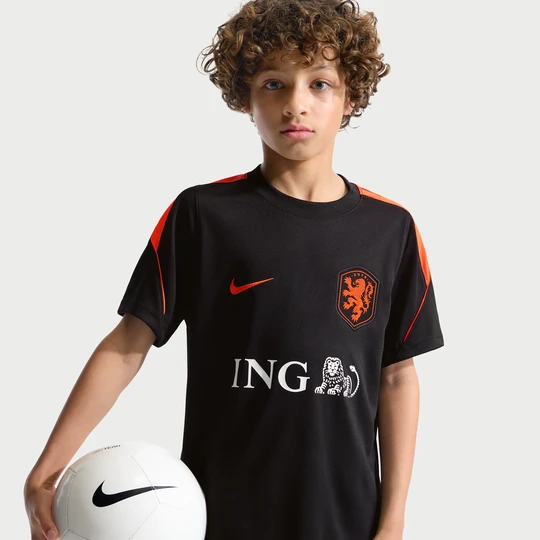 Zdjęcie produktu Koszulka piłkarska z krótkim rękawem dla dużych dzieci Nike Dri-FIT Netherlands Strike - Czerń