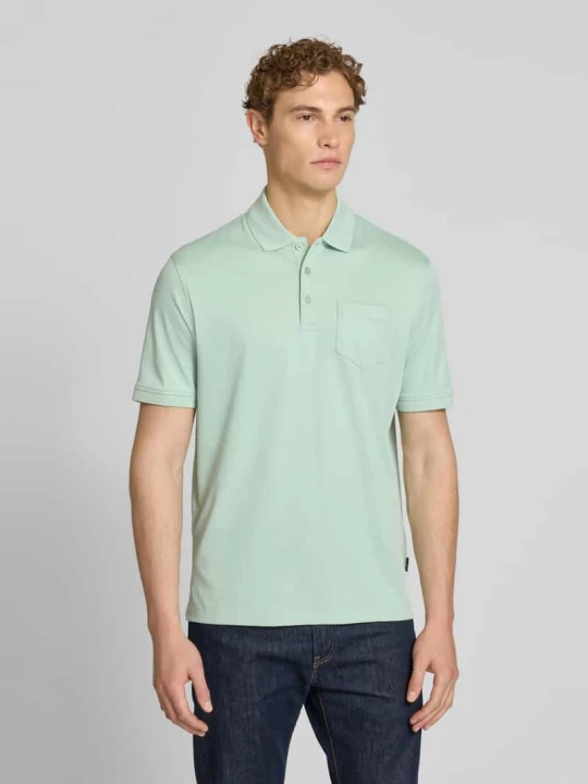 Zdjęcie produktu Koszulka polo o kroju regular fit z brustaszą i wyhaftowanym logo Bugatti Jasnozielony