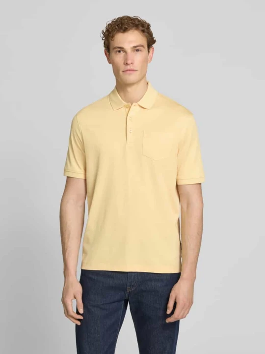 Zdjęcie produktu Koszulka polo o kroju regular fit z brustaszą i wyhaftowanym logo Bugatti Jasnożółty