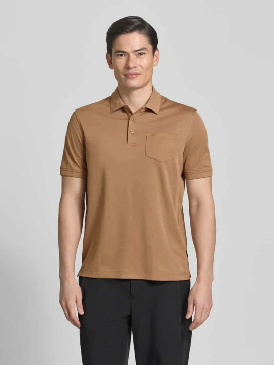 Zdjęcie produktu Koszulka polo o kroju regular fit z brustaszą i wyhaftowanym logo Bugatti Orzechowy