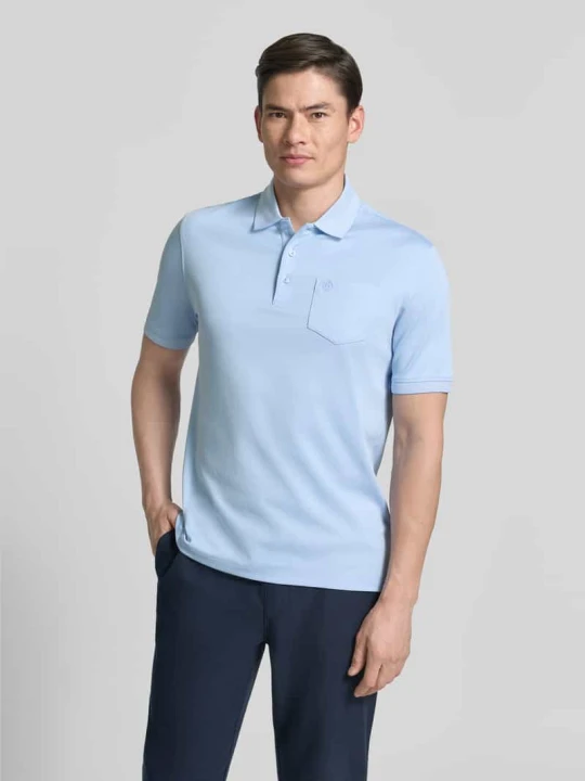 Zdjęcie produktu Koszulka polo o kroju regular fit z brustaszą i wyhaftowanym logo Bugatti Jasnoniebieski