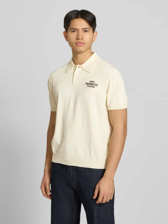 Zdjęcie produktu koszulka polo o kroju regular fit z wyhaftowanym logo model 'Speedtrap' PROHIBITED Złamany biały