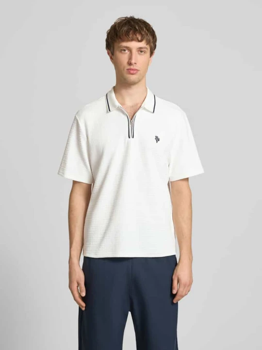 Zdjęcie produktu koszulka polo o kroju regular fit z zamkiem błyskawicznym i wyhaftowanym logo REVIEW Złamany biały