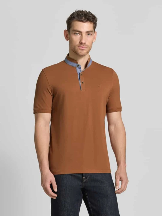 Zdjęcie produktu Koszulka polo o kroju regular fit ze stójką i wyhaftowanym logo Bugatti Orzechowy