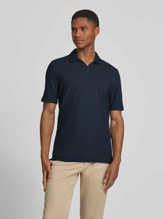 Zdjęcie produktu Koszulka polo o kroju slim fit z fakturowanym wzorem i dekoltem w serek Bugatti Granatowy