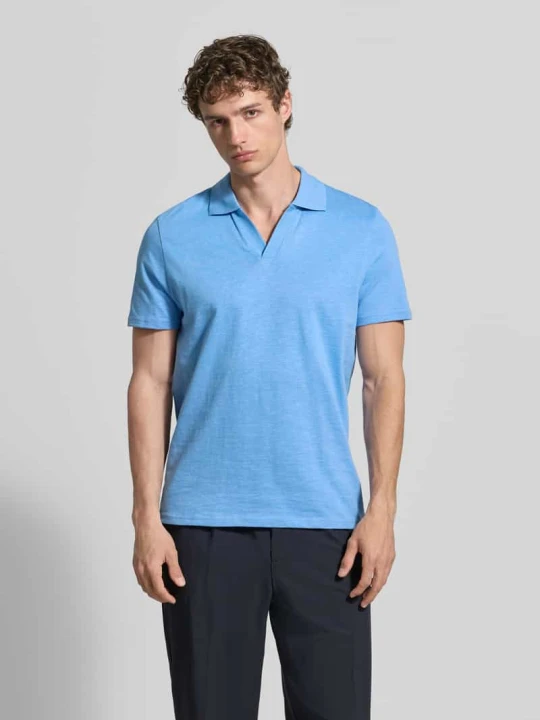 Zdjęcie produktu Koszulka polo w kroju slim fit z dekoltem w serek MCNEAL Błękitno-niebieski