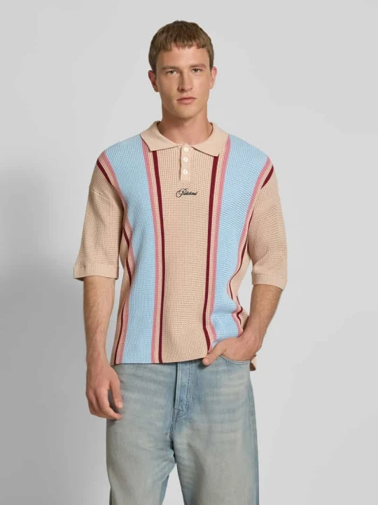 Zdjęcie produktu Koszulka polo z dzianiny o kroju relaxed fit z wyhaftowanym logo PROHIBITED Jasnoniebieski