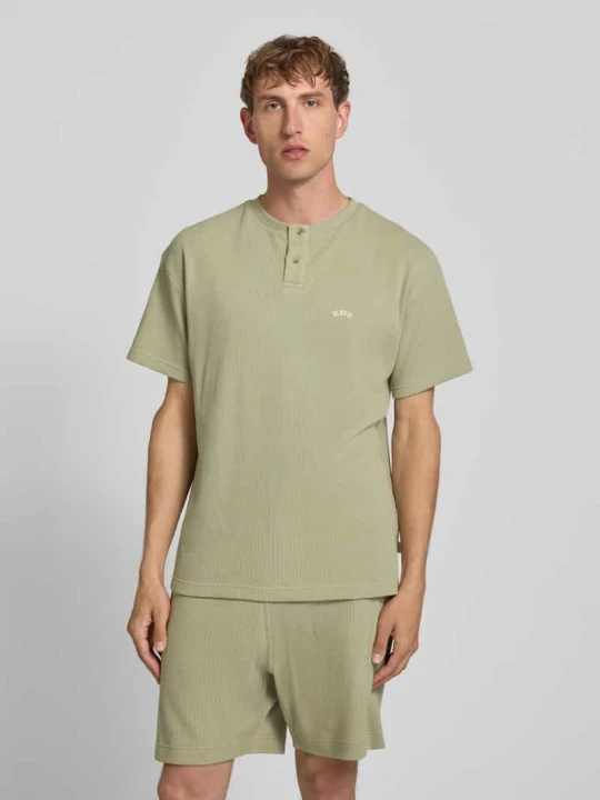 Zdjęcie produktu Koszulka z dekoltem henley z fakturowanym wzorem i wyhaftowanym logo BLKVIS Oliwkowy