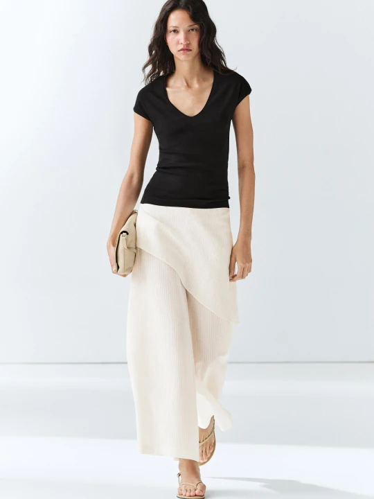 Zdjęcie produktu Koszulka Z Dekoltem W Serek - Czarny - Massimo Dutti - Female