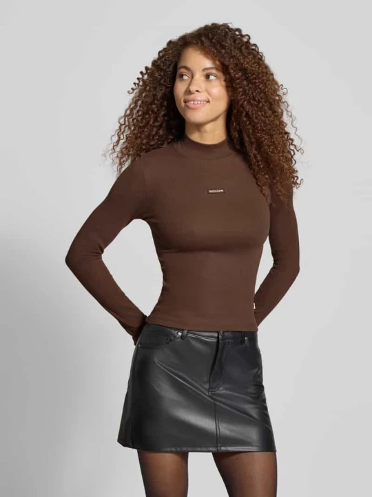 Zdjęcie produktu Koszulka z długim rękawem o kroju slim fit z mieszanki bawełny z naszywką z logo Guess Czekoladowy