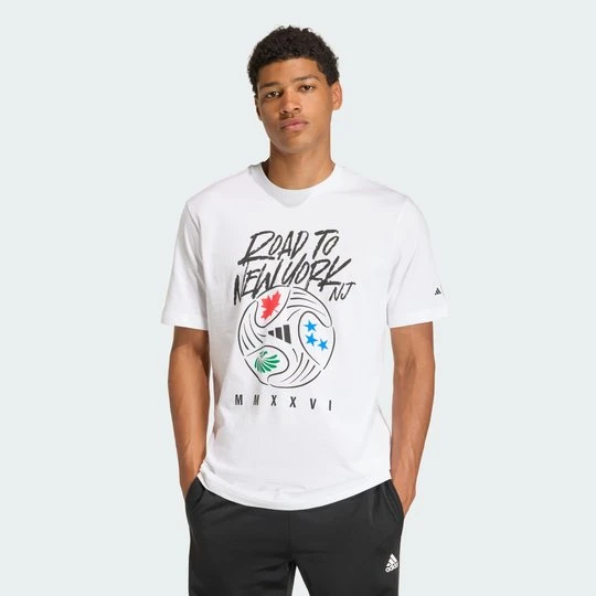 Zdjęcie produktu Koszulka z grafiką Mistrzostwa Świata FIFA 26 Road To NY NJ Adidas biały
