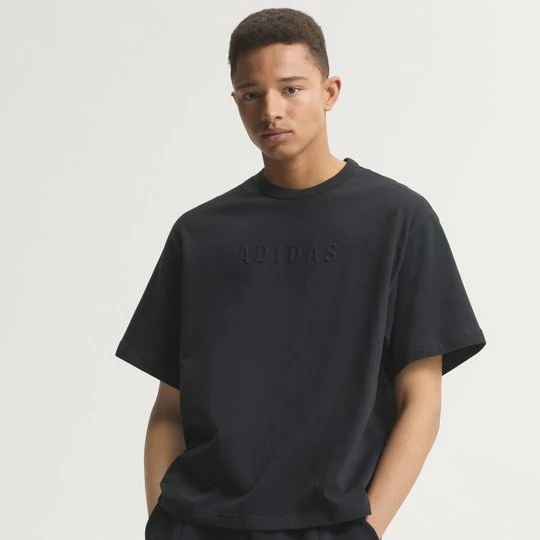 Zdjęcie produktu KOSZULKA Z GRAFIKĄ SOFT LUX Adidas czarny