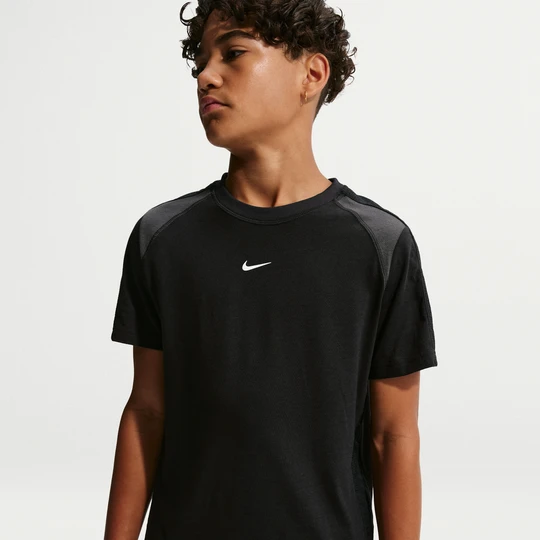 Zdjęcie produktu Koszulka z krótkim rękawem dla dużych dzieci Nike City Utility - Czerń