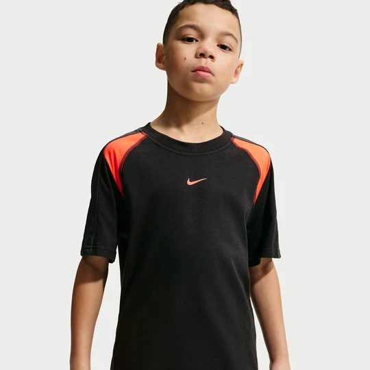 Zdjęcie produktu Koszulka z krótkim rękawem dla dużych dzieci Nike City Utility - Czerń