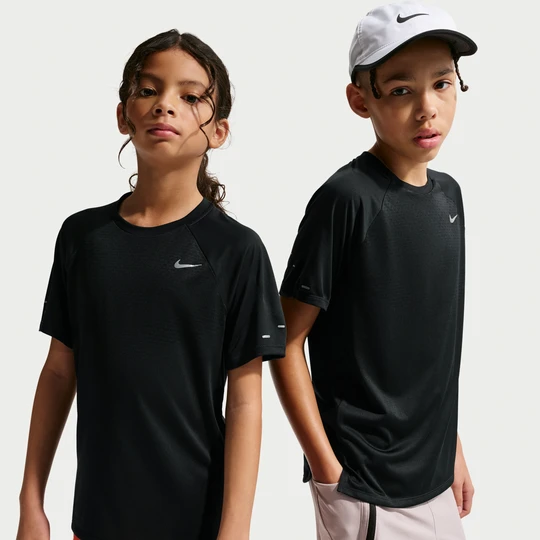 Zdjęcie produktu Koszulka z krótkim rękawem Nike Stride Dri-FIT dla dużych dzieci - Czerń