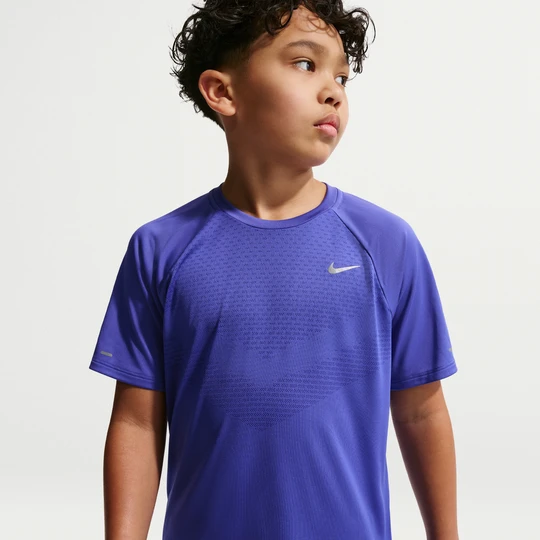 Zdjęcie produktu Koszulka z krótkim rękawem Nike Stride Dri-FIT dla dużych dzieci - Niebieski