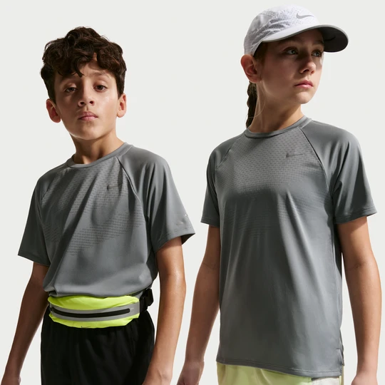Zdjęcie produktu Koszulka z krótkim rękawem Nike Stride Dri-FIT dla dużych dzieci - Szary