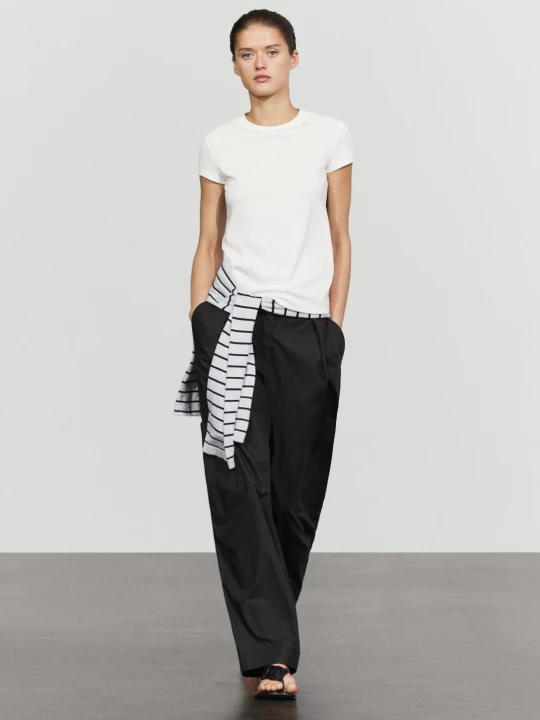 Zdjęcie produktu Koszulka Slim Fit Z Krótkim Rękawem I Kontrastowym Dekoltem - Biały - Massimo Dutti - Female