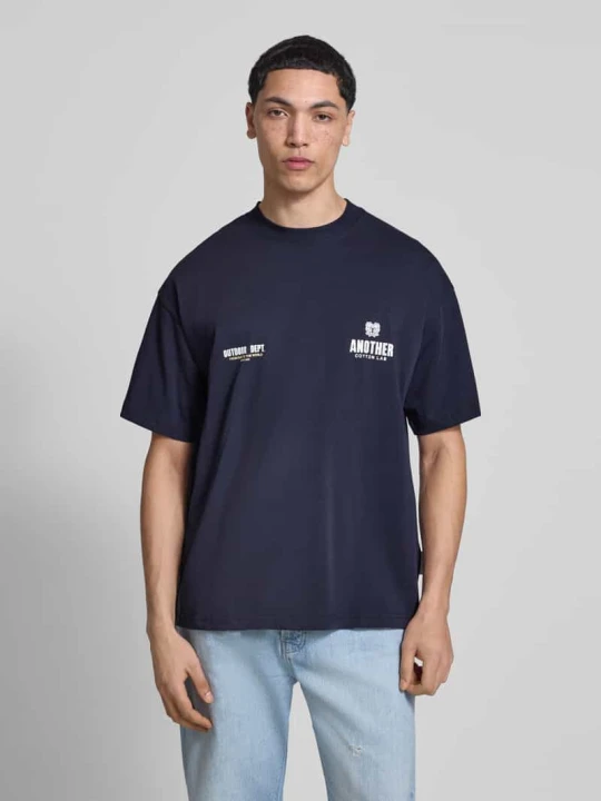 Zdjęcie produktu Koszulka z nadrukiem logo, krój regular fit Another Cotton Lab Ciemnoniebieski