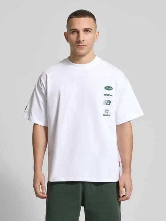 Zdjęcie produktu Koszulka z nadrukiem logo, krój regular fit Another Cotton Lab Biały
