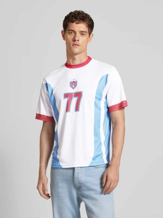 Zdjęcie produktu Koszulka z nadrukiem z motywem model ‘SEVENTY SEVEN FOOTBALL’ Low Lights Studios Écru