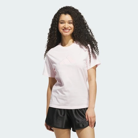 Zdjęcie produktu KOSZULKA Z SATYNOWĄ APLIKACJĄ, GRAFIKĄ I LOGO Adidas Distilled Pink