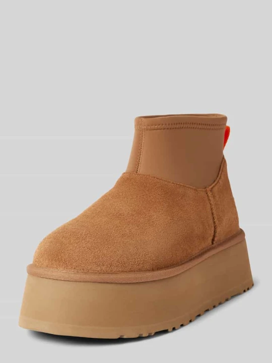 Zdjęcie produktu Kozaki skórzane z elastyczną cholewką model ‘CLASSIC MINI DIPPER’ UGG Camel