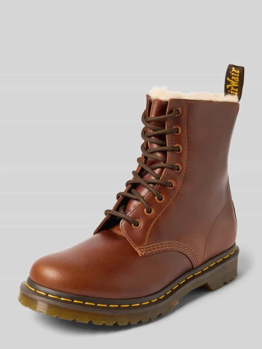 Zdjęcie produktu Kozaki sznurowane z naszywką z logo model ‘Serena’ Dr. Martens Koniakowy