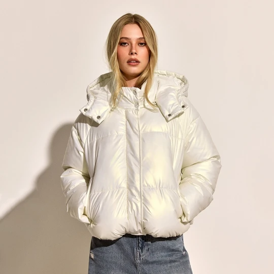 Zdjęcie produktu Kremowa kurtka puffer z odpinanym kapturem House kremowy